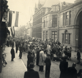 600852 Afbeelding van enkele legervoertuigen met feestende mensen in de Wittevrouwenstraat te Utrecht, tijdens de ...